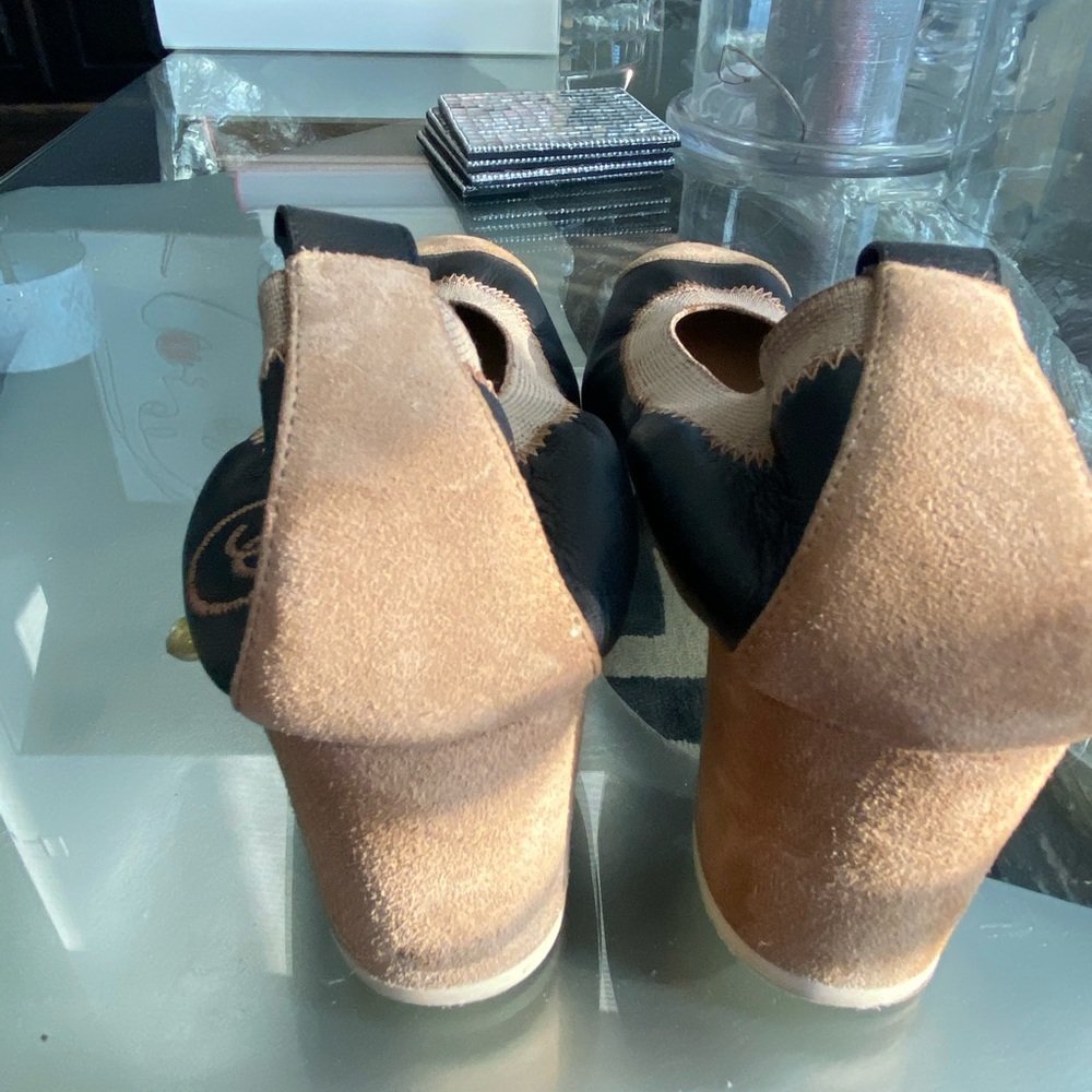 CHANEL Black and Gold Leather Ballet Flats - Picture 4 of 11